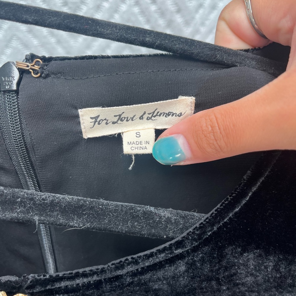 For Love & Lemons
Beatrix Velvet Button Sleeve Dress Noir